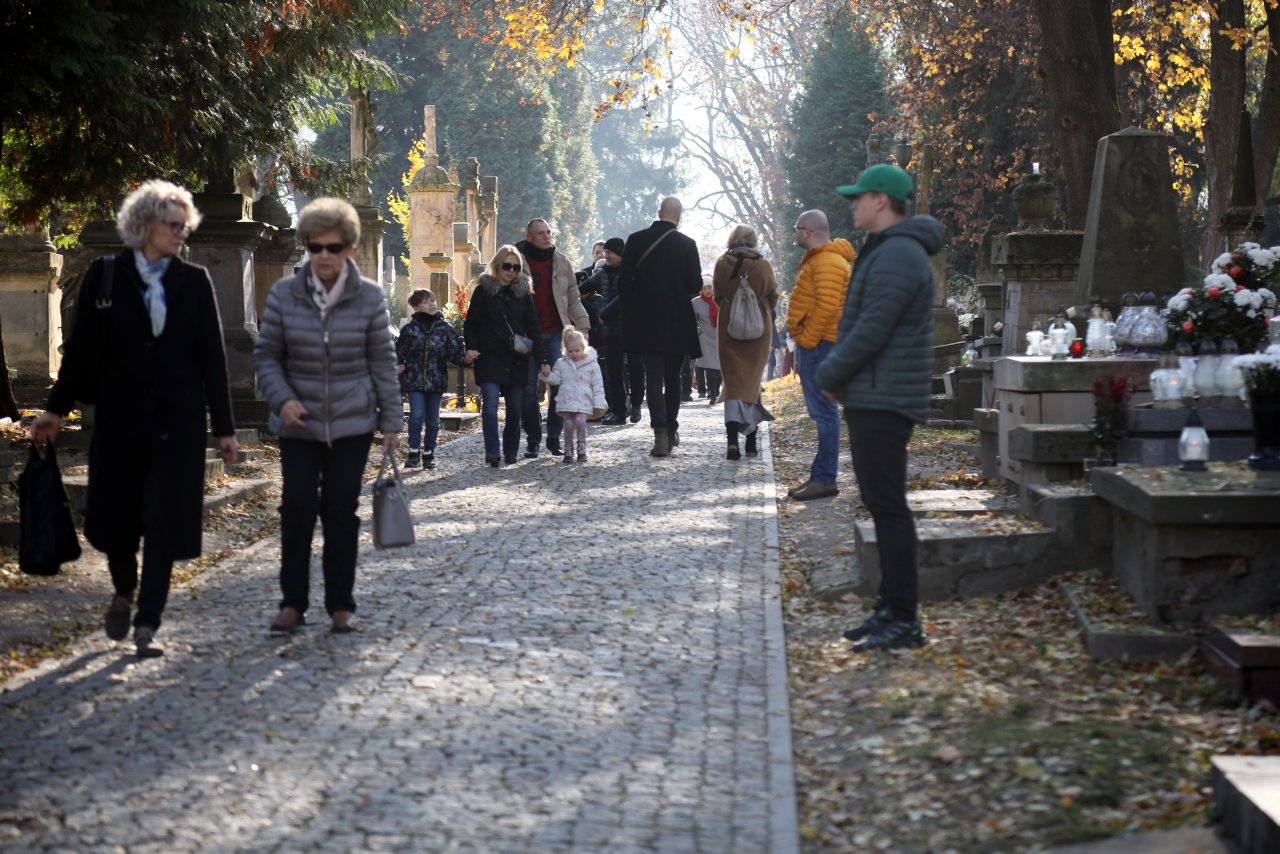 Wiązanki, znicze, kwiaty. Czy świąteczne zakupy zrujnują naszą kieszeń?