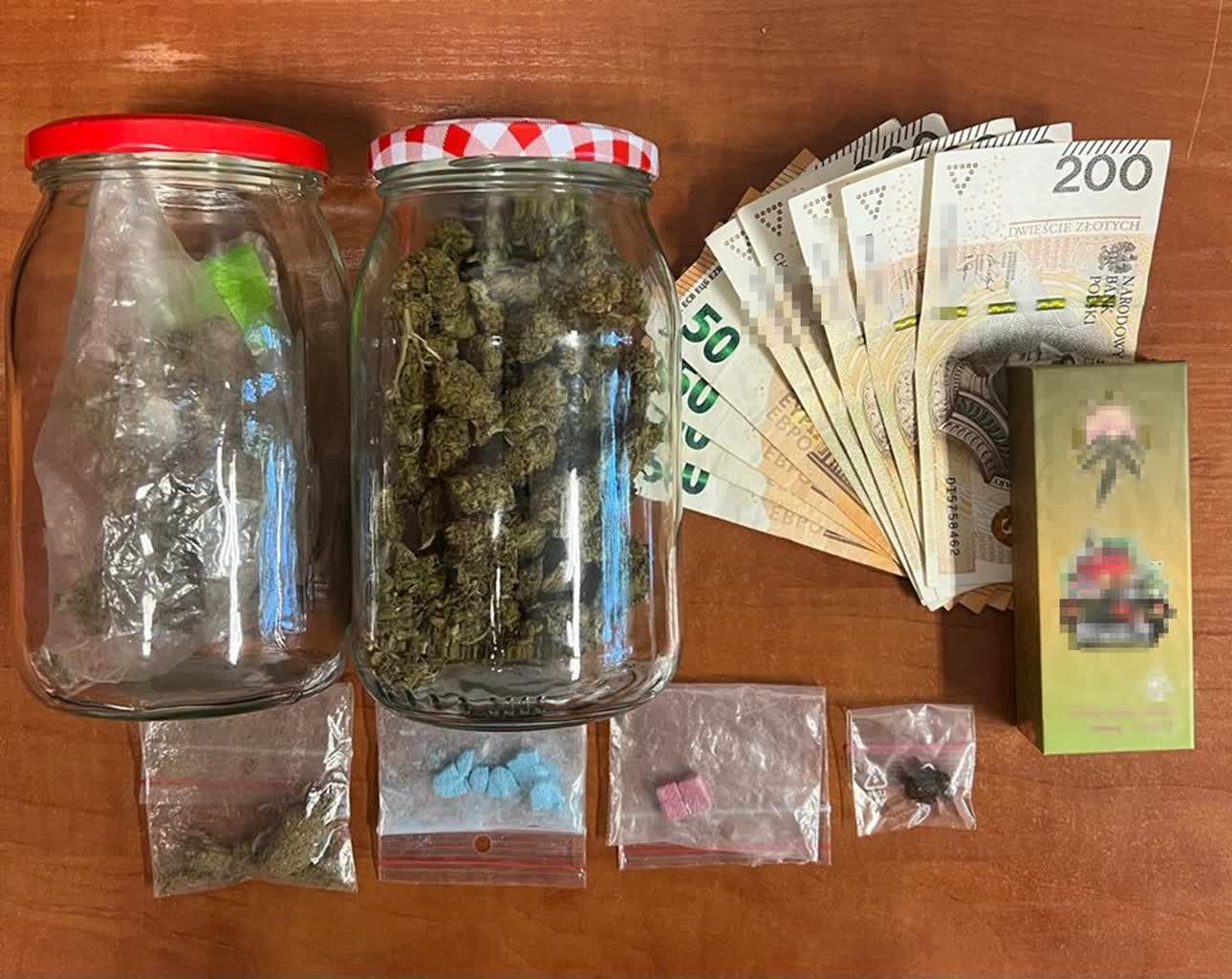 Narkotyki w mieszkaniu 37-latka. Mężczyzna usłyszał zarzuty