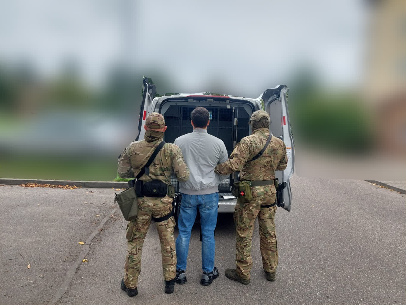 Kolejne zatrzymania w sprawie nielegalnego przewozu ludzi przez granicę 2 12-330978.jpg