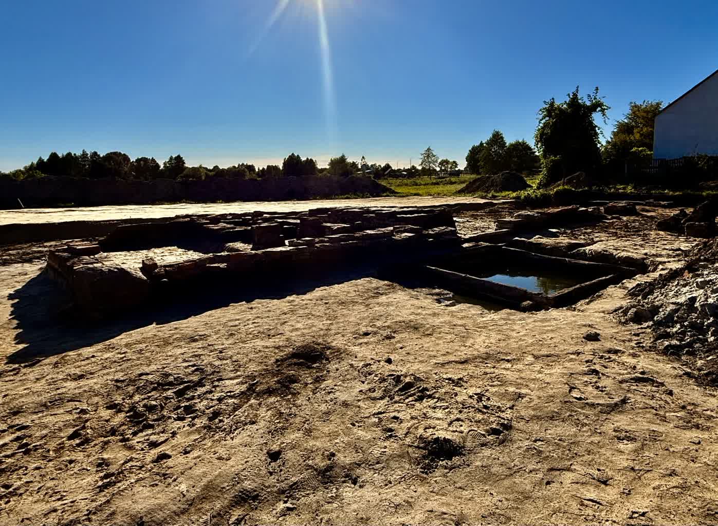 Pozostałości po dawnej karczmie i studni. Ważne odkrycie archeologiczne podczas budowy parkingu