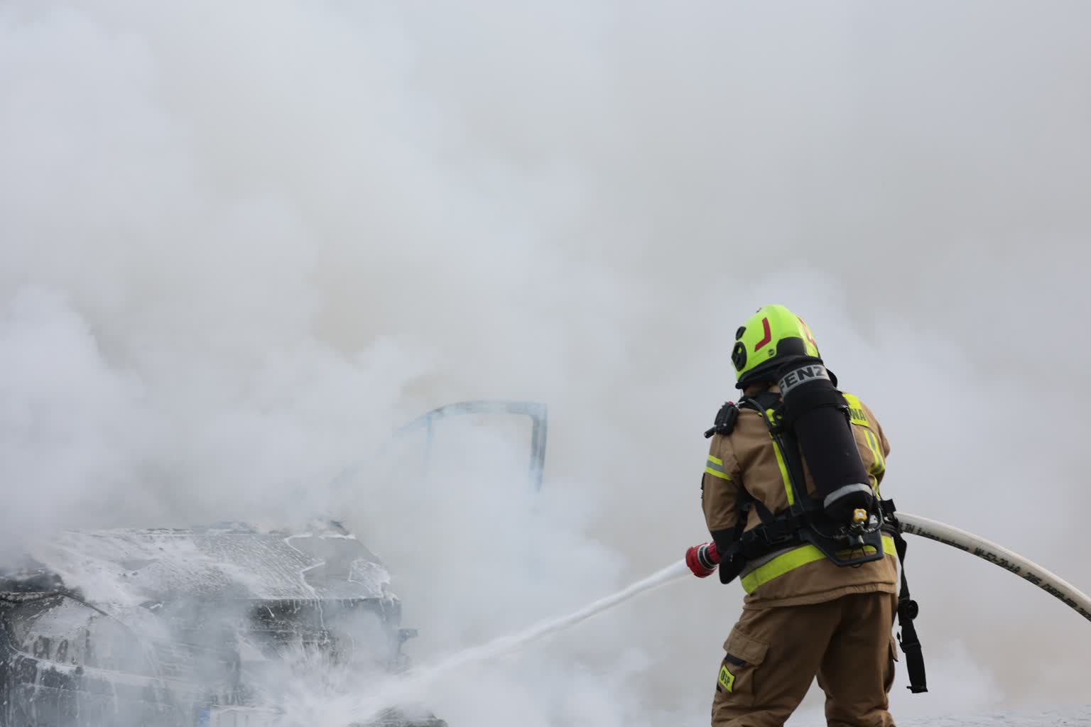 Pożar w salonie samochodowym. Zapaliły się auta