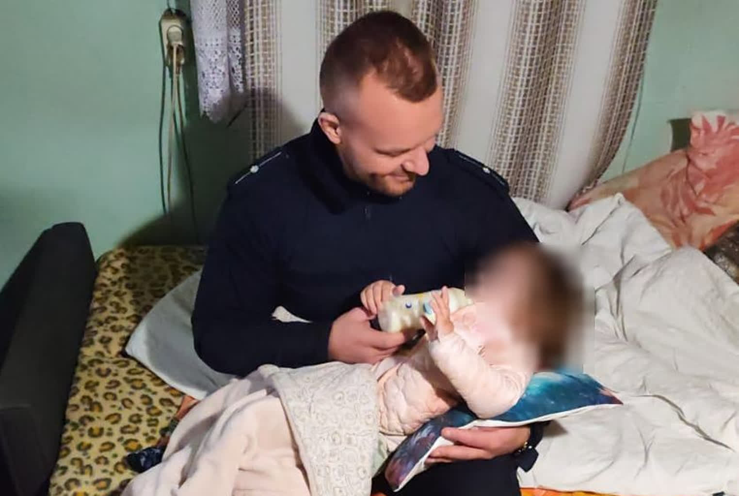 Mieli opiekować sie dzieckiem, a byli pijani! 2-latką zajęli się policjanci