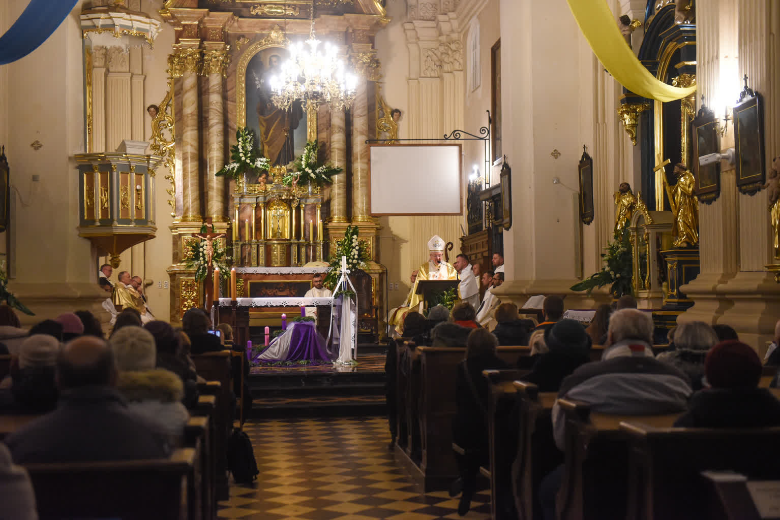 Ilu Polaków chodzi do kościoła? Trwa liczenie wiernych