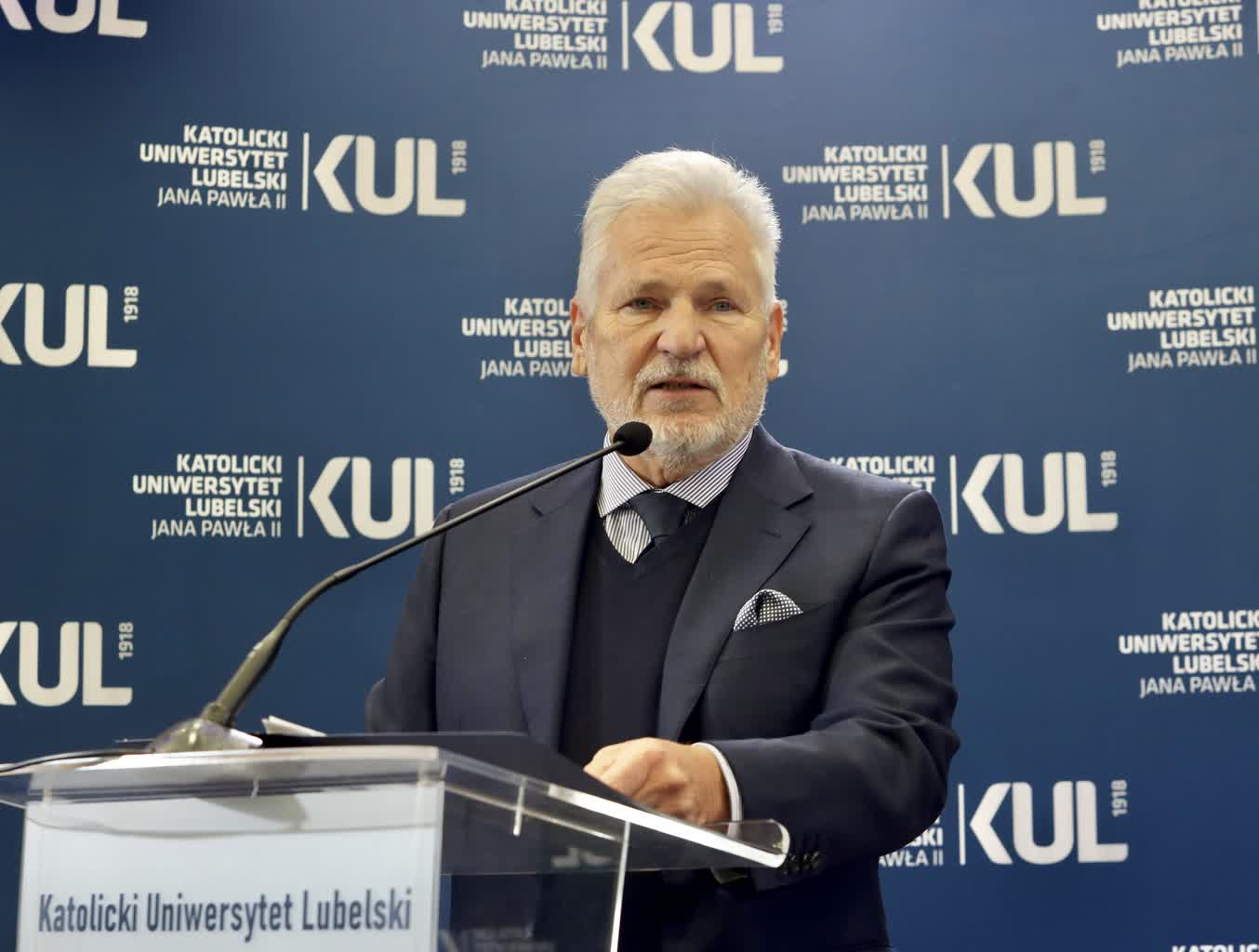 „Bez migrantów sobie nie poradzimy”. Aleksander Kwaśniewski o potrzebie mądrej polityki migracyjnej