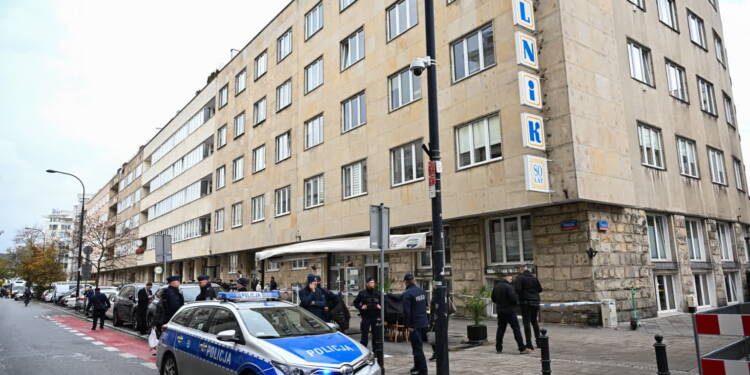 Policja zatrzymała podejrzewanego o atak na siedzibę PO. W przeszłości mężczyzna groził premierowi 1 EAttachments9025369fd18571e62840f409a7ca02d62867dee xl