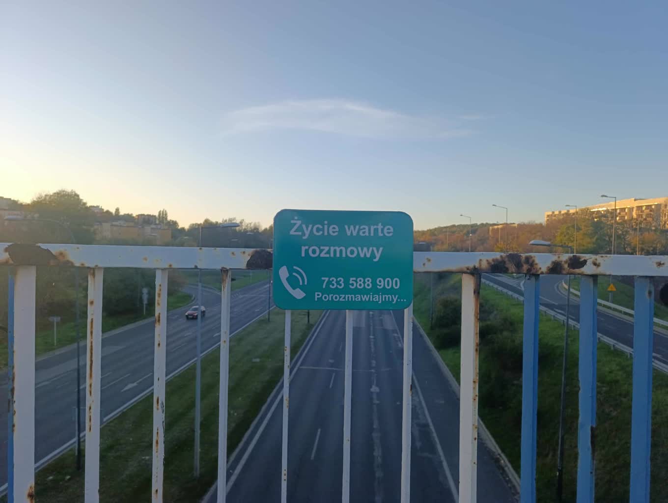 „Życie warte rozmowy". Tabliczki mają zachęcić do szukania pomocy 2 b3c117a6-7f43-4096-b1d1-ce2995a8c902.jpg