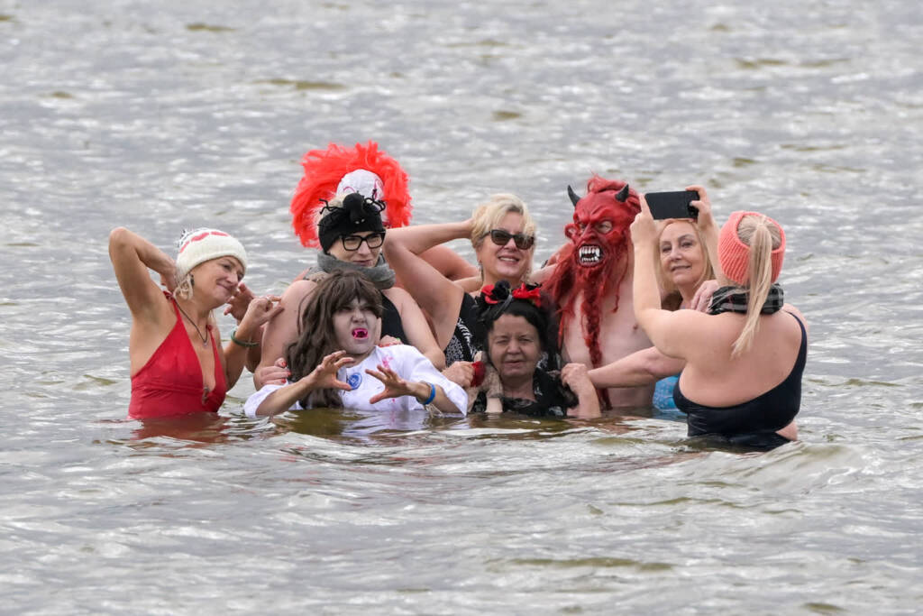 Halloweenowa kąpiel lubelskich morsów 1 EAttachments9038263fa4f33b07a9f6400309f645ddaed9216 xl