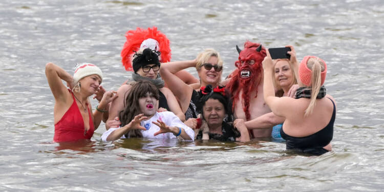 Halloweenowa kąpiel lubelskich morsów 1 EAttachments9038263fa4f33b07a9f6400309f645ddaed9216 xl