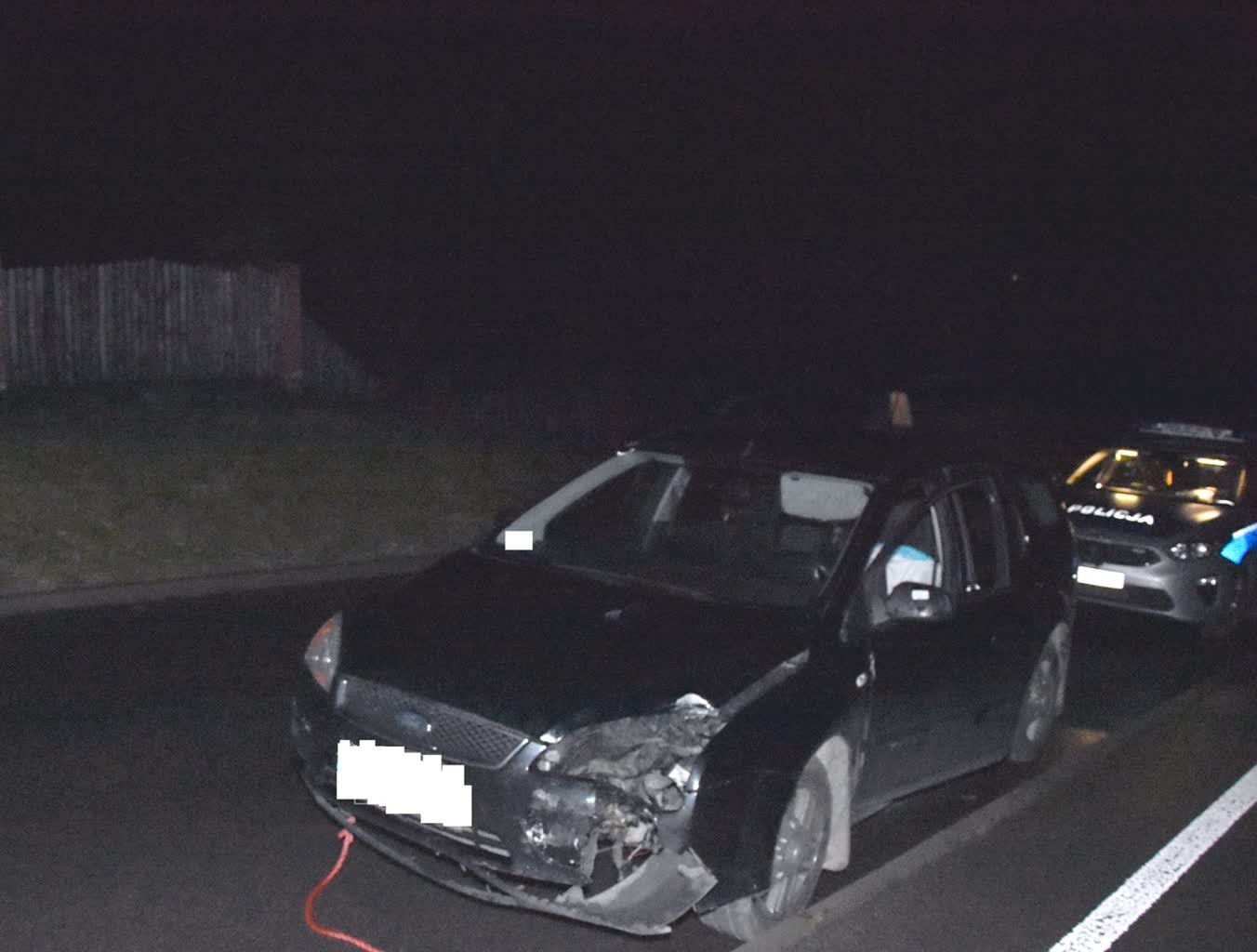 Wsiadł za kółko na podwójnym gazie. Wjechał w znaki drogowe