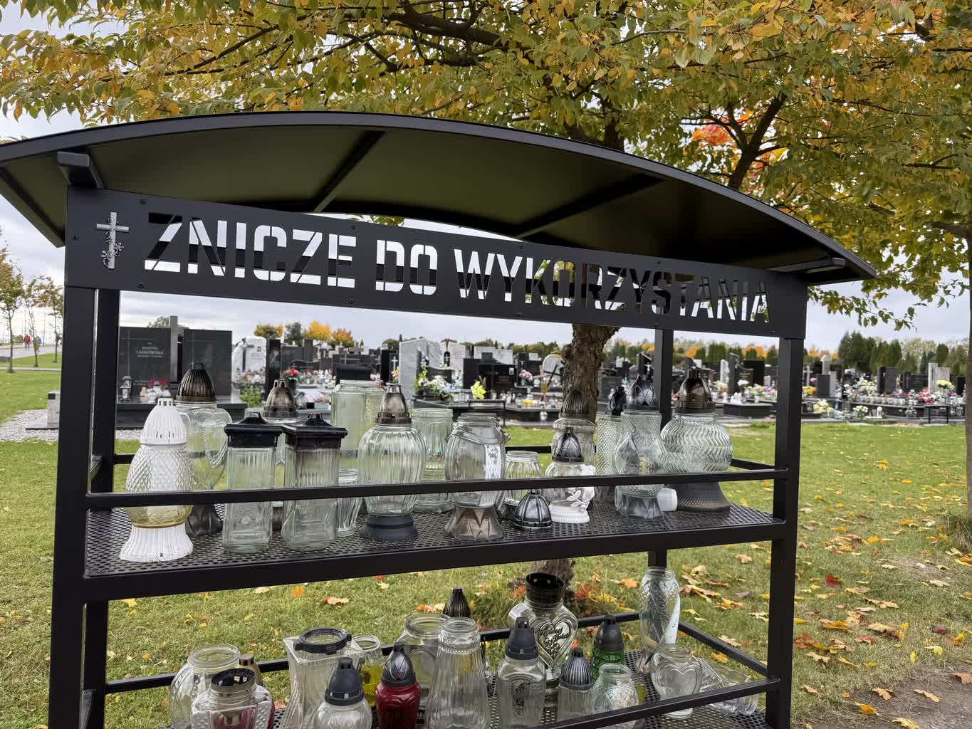 Ponowne wykorzystanie zniczy? Na lubelskim cmentarzu działa „Zniczodzielnia”