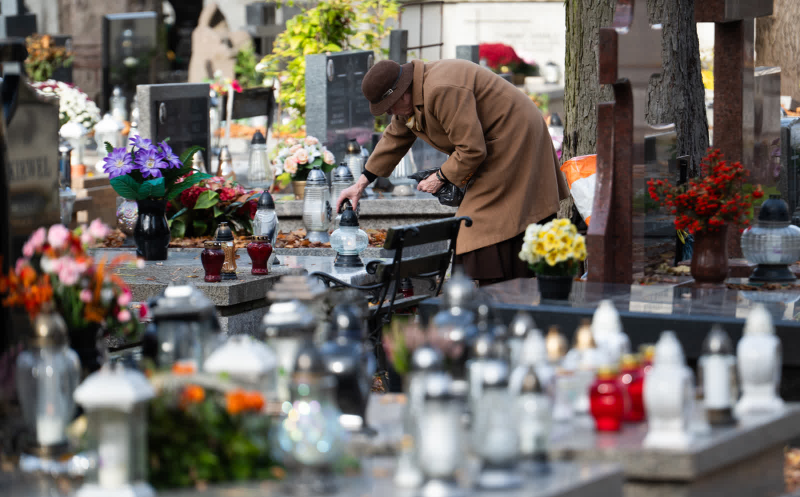 Mieszkańcy Lublina sprzątają groby bliskich na cmentarz przy ul Lipowej