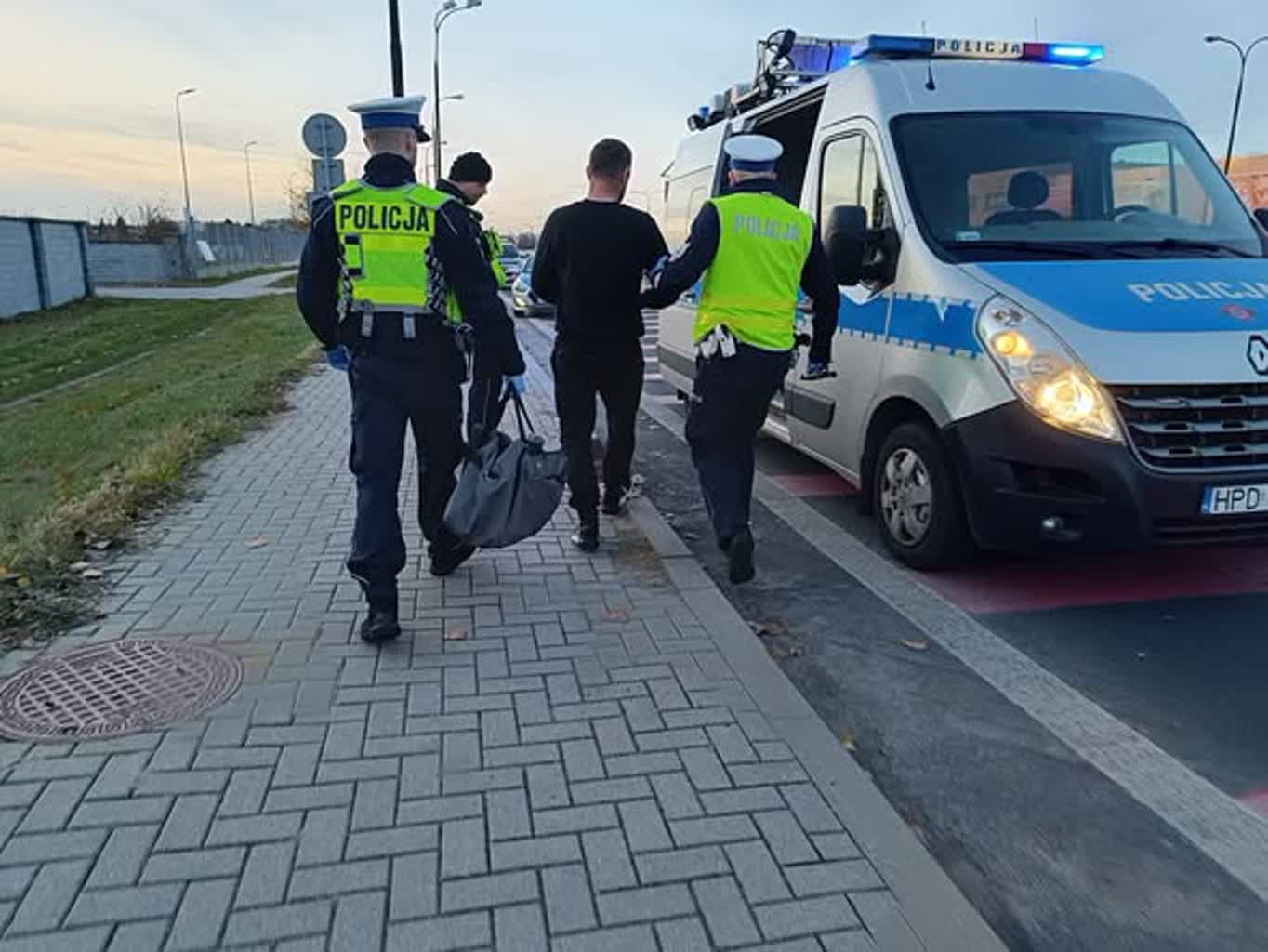 Ciężarówką próbował wjechać do centrum handlowego. Był pijany [ZDJĘCIA]