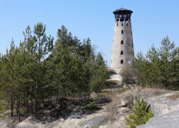 2020-04-05T13:12:33:00 ,  Fot. Piotr Michalski  2020.04.05. JOZEFOW . MIASTO PODCZAS EPIDEMIA WIRUS SARS-COV-2 , COVID-19 .
FOT. PIOTR MICHALSKI *** Local Caption *** WIEZA WIDOKOWA . WIEZA WIDOKOWA , KAMIENIOLOM .