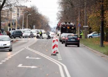 Jak dojechać na lubelskie cmentarze? Zmiany w ruchu i specjalne linie 6 2023.11.01. LUBLIN . UL. DROGA MECZENNIKOW MAJDANKA . UTRUDNIENIA W RUCHU . WSZYSTKICH SWIETYCH . FOT. PIOTR MICHALSKI