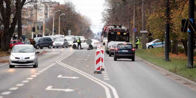 2023.11.01. LUBLIN . UL. DROGA MECZENNIKOW MAJDANKA . UTRUDNIENIA W RUCHU . WSZYSTKICH SWIETYCH . FOT. PIOTR MICHALSKI