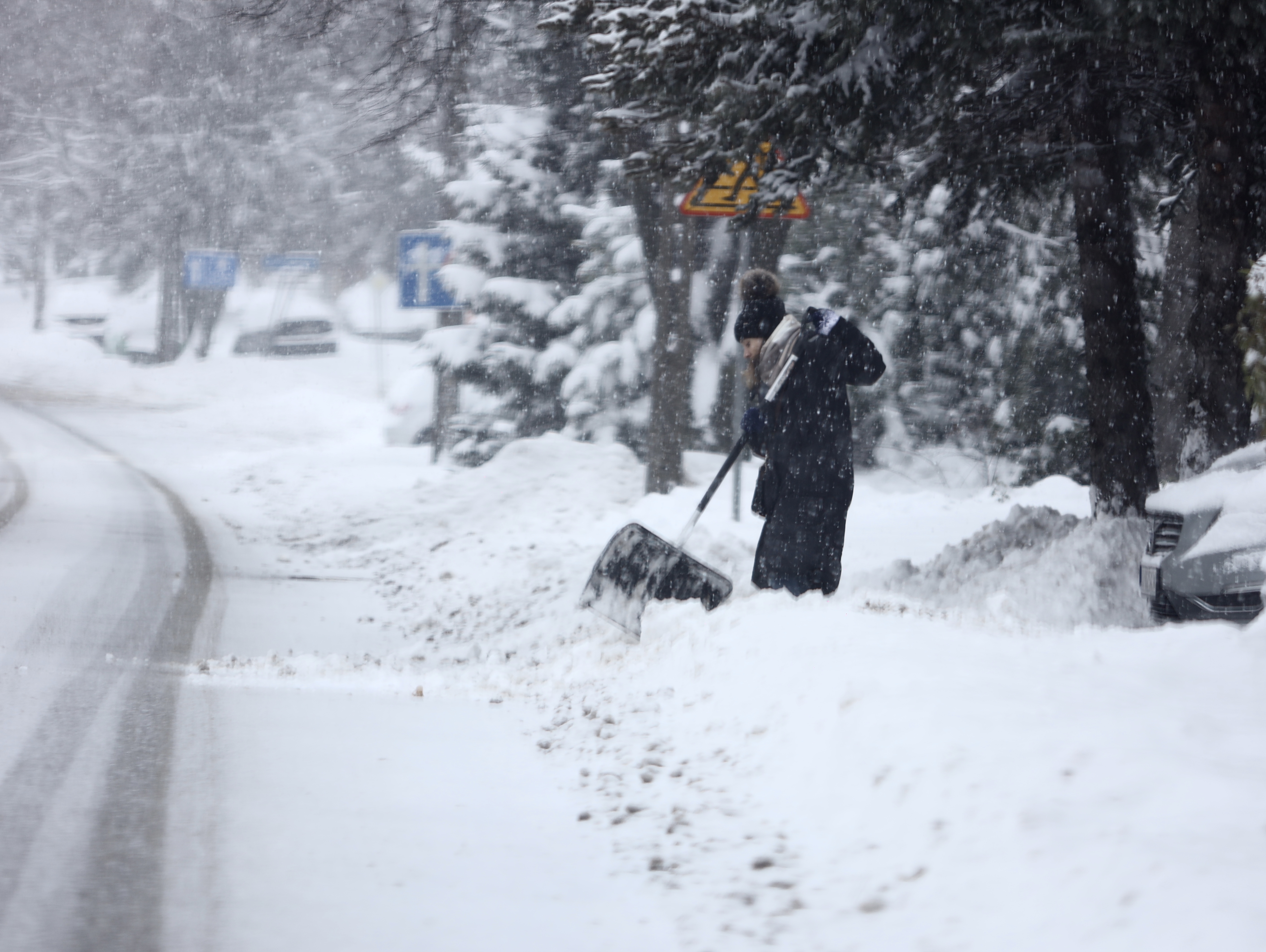 Nadciągają intensywne opady śniegu. Synoptycy ostrzegają