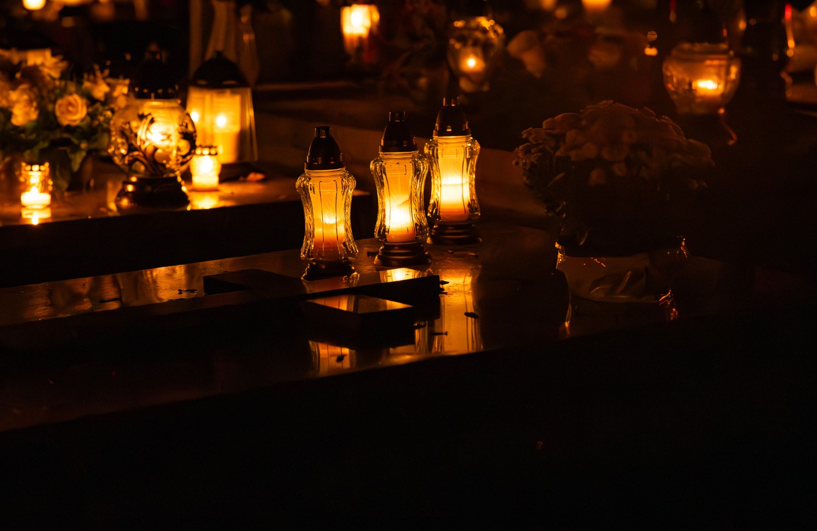 Znicze pamięci na najstarszej lubelskiej nekropolii