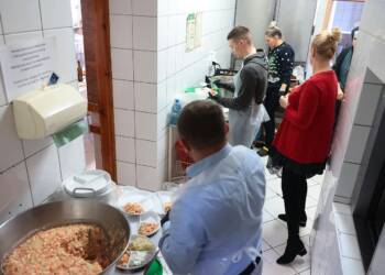 Pomoc coraz bardziej potrzebna. Bractwo wspiera nie tylko bezdomnych 7 2024.12.19. LUBLIN . BRACTWO MILOSIERDZIA BRATA ALBERTA . KUCHNIA . POSILEK WIGILIJNY DLA UBOGICH .
FOT. PIOTR MICHALSKI