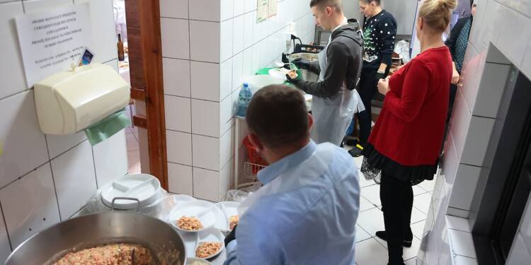 Pomoc coraz bardziej potrzebna. Bractwo wspiera nie tylko bezdomnych 1 2024.12.19. LUBLIN . BRACTWO MILOSIERDZIA BRATA ALBERTA . KUCHNIA . POSILEK WIGILIJNY DLA UBOGICH .
FOT. PIOTR MICHALSKI