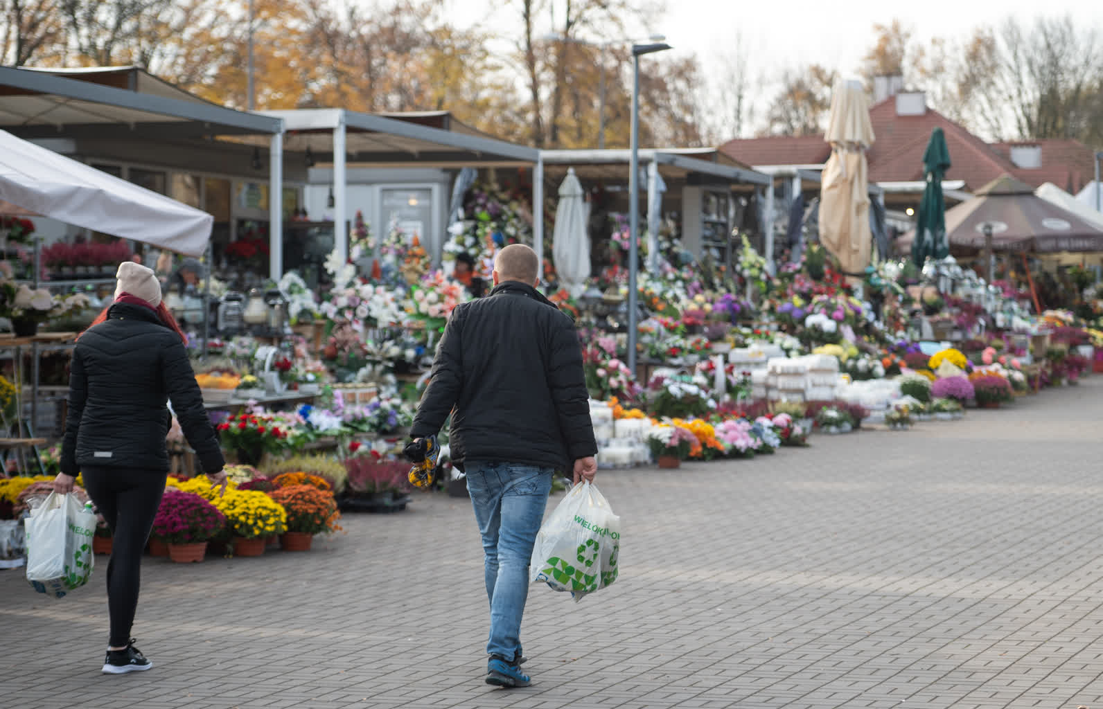 Dzień Zaduszny. Tłumy na cmentarzach [ZDJĘCIA]
