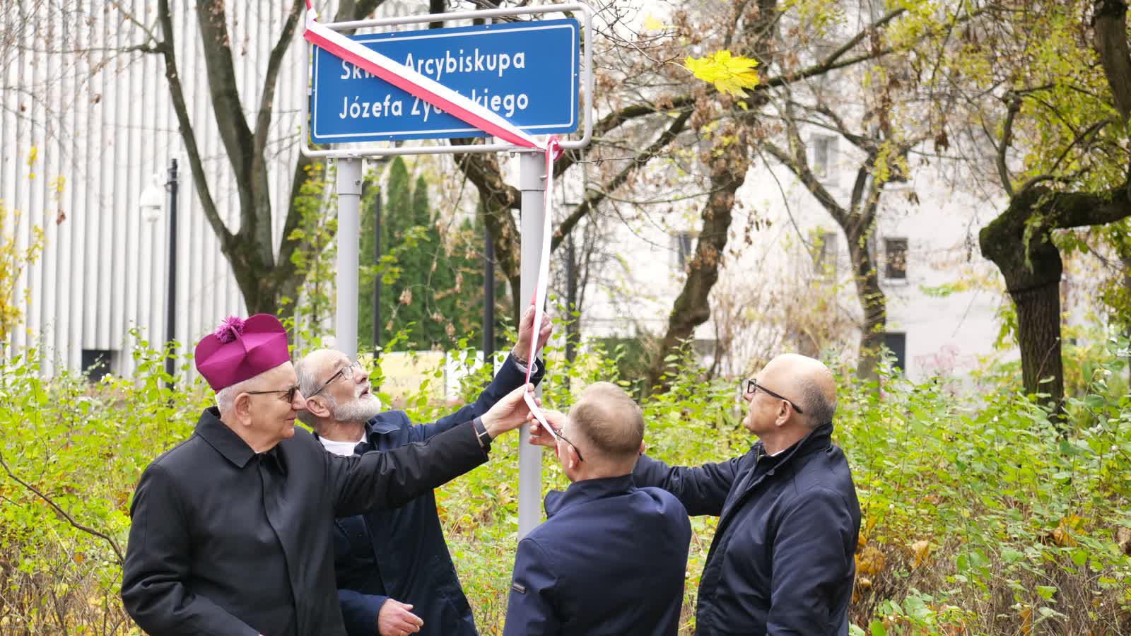 Skwer Arcybiskupa Józefa Życińskiego otwarty po rewitalizacji [ZDJĘCIA]