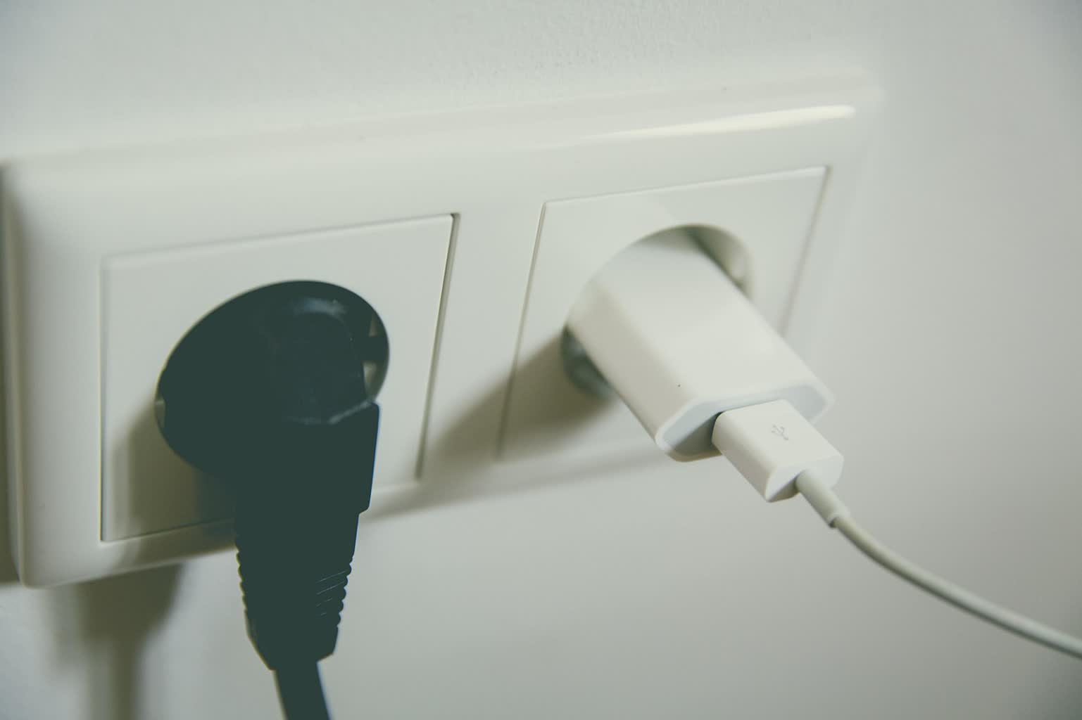 Niechlubny rekord. Dlaczego w Polsce prąd jest tak drogi? 4 power-outlet-1794616_1280.jpg