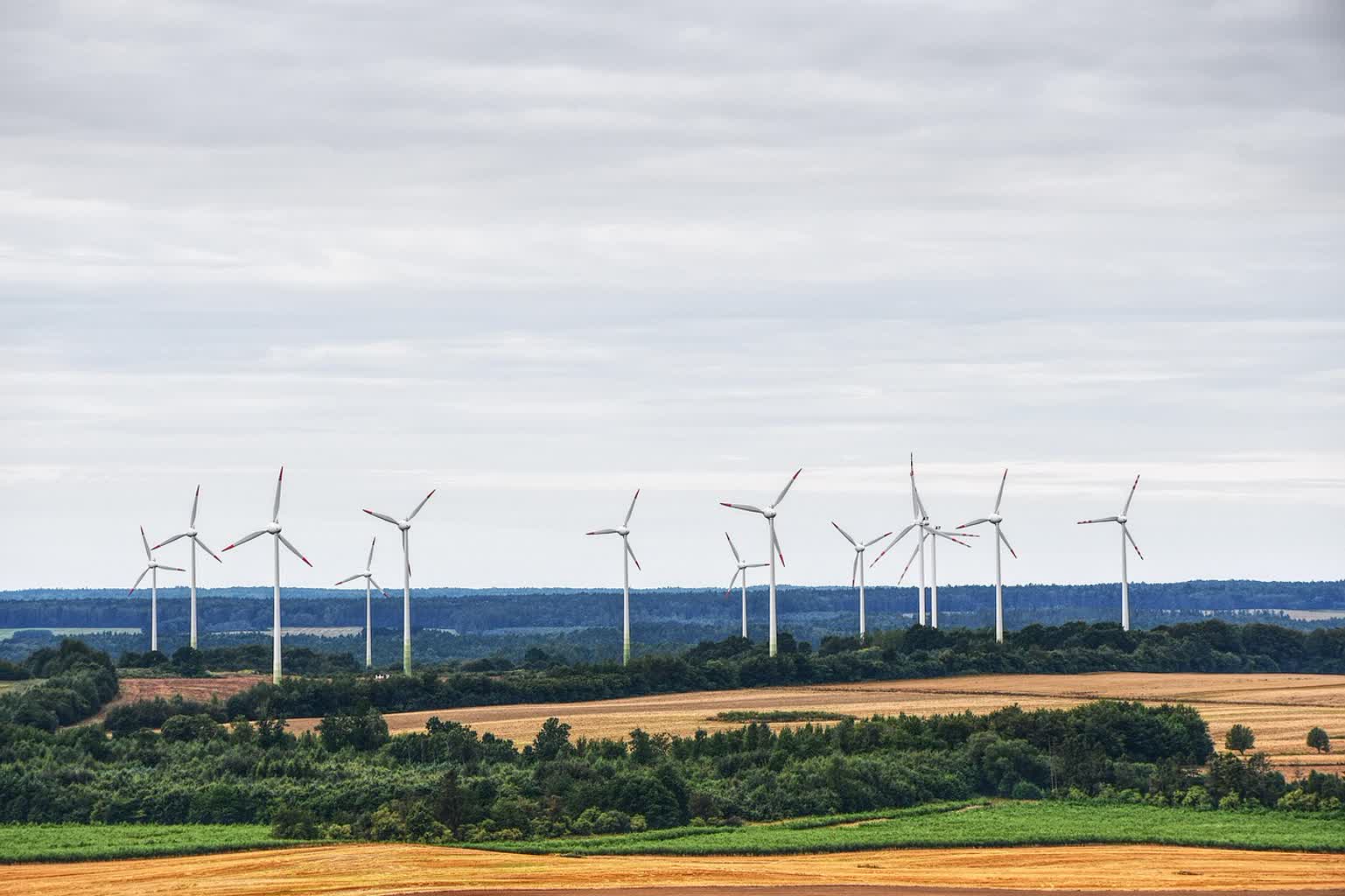 Niechlubny rekord. Dlaczego w Polsce prąd jest tak drogi? 5 windmill-4419522_1280.jpg