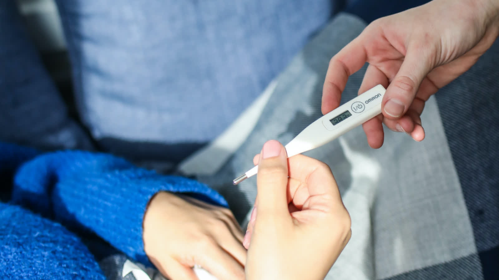 Coraz więcej zachorowań na COVID i grypę. Co radzą lekarze?