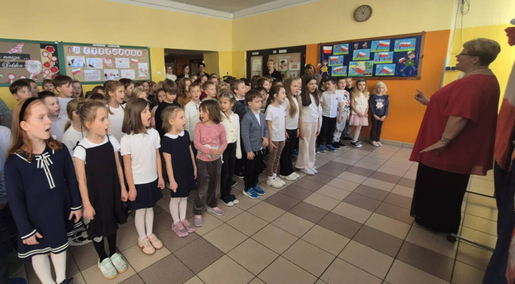 „Szkoła do hymnu”. Uczniowie uczcili Narodowe Święto Niepodległości 1 EAttachments9062476322ff84384a4517f27763165ee47804b xl