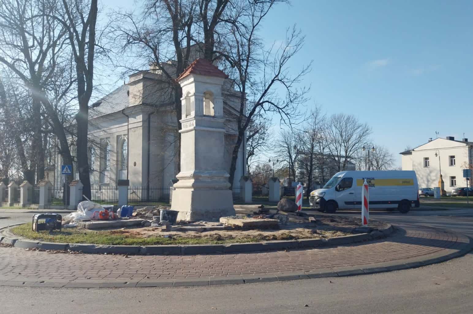 Wita i strzeże podróżnych. Kapliczka przeniesiona na środek ronda w Podedwórzu