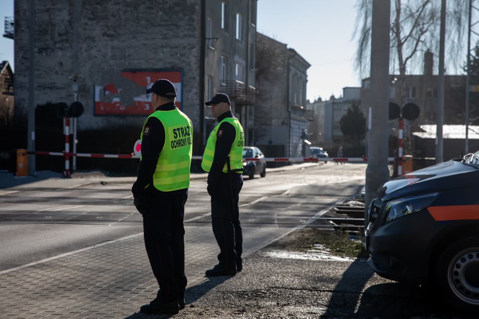 Niebezpieczny manewr na torach. Mieszkaniec Puław odpowie za złamanie przepisów