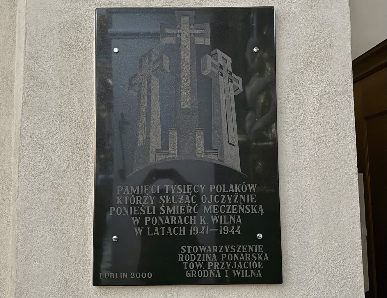 „To symbol martyrologii kresowian”. Pod Tablicą Ponarską zapłonęły znicze [ZDJĘCIA]