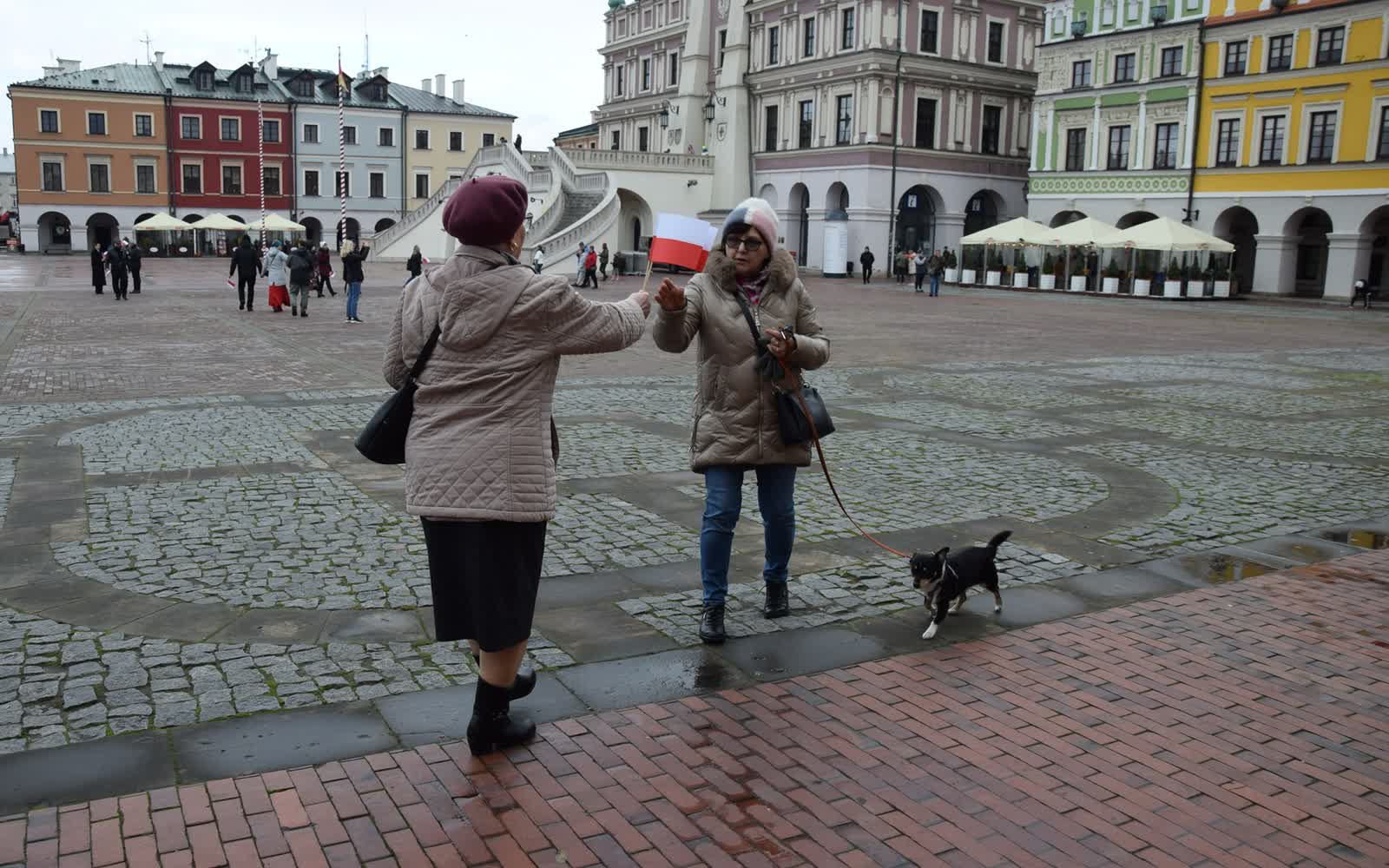 Flagi dla mieszkańców. Rozdali je przed świętem