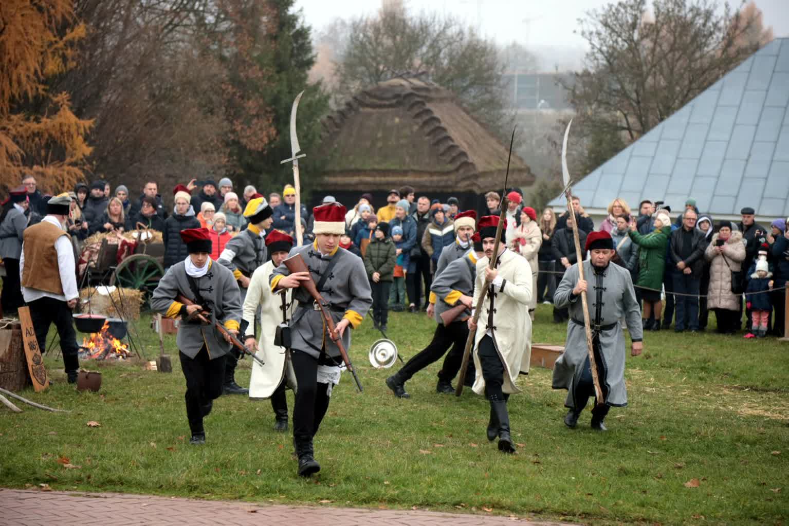 Powstańcy styczniowi w skansenie. Widowisko w Święto Niepodległości [ZDJĘCIA]