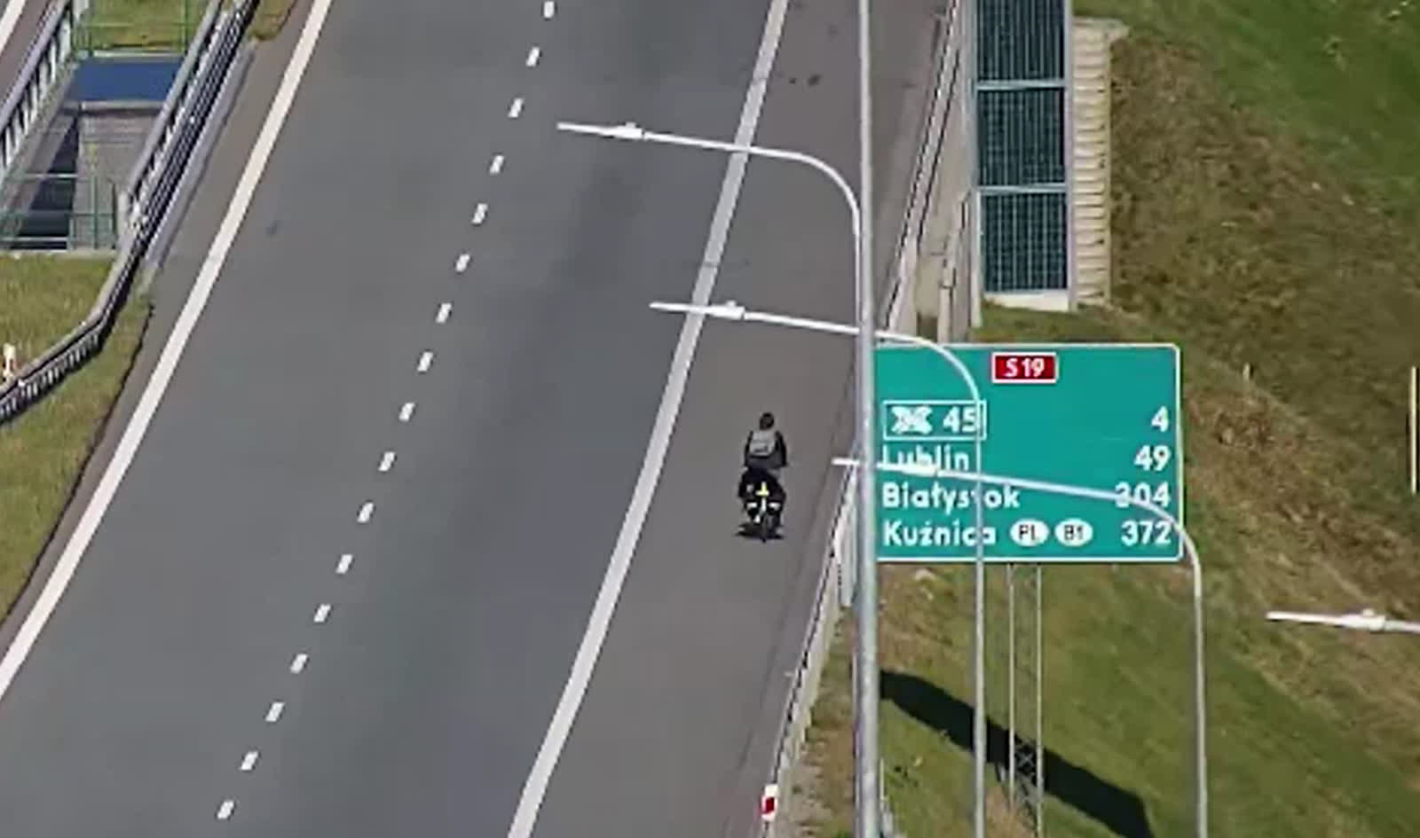 Przejażdżka z policyjną eskortą. Rowerzysta na ekspresówce