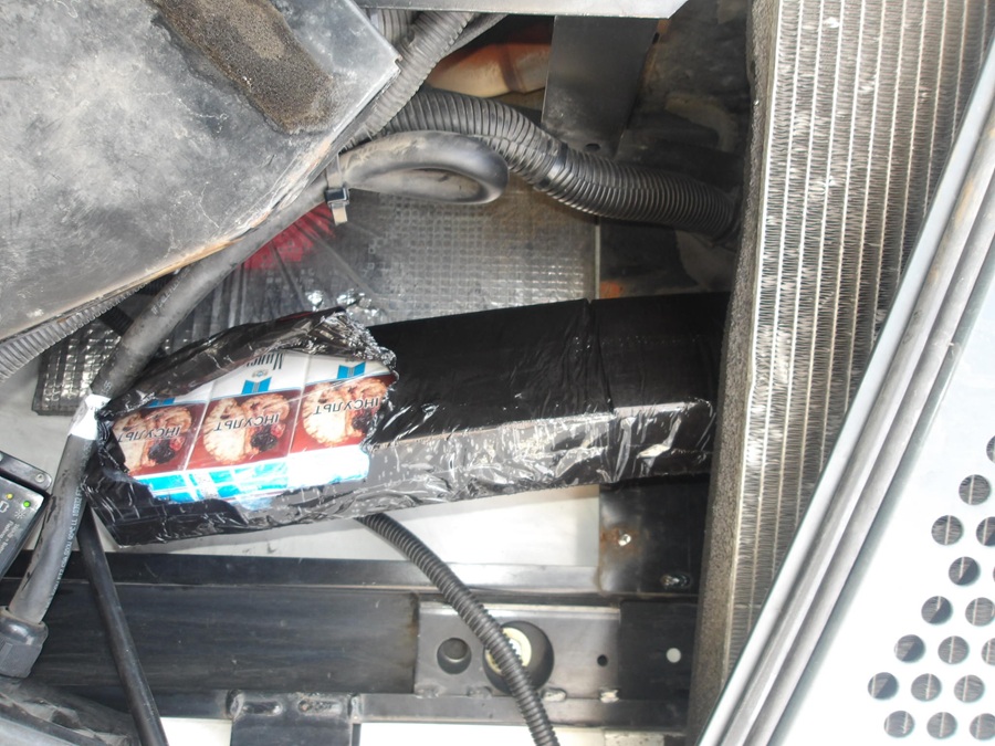 Przeszukali ciężarówki. Znaleźli przemycane papierosy [ZDJĘCIA]