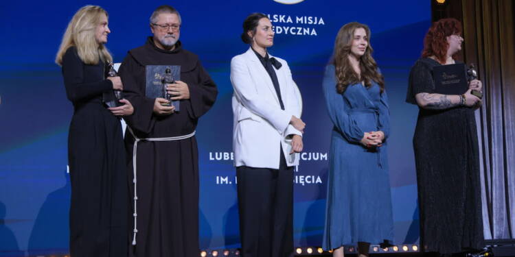 Złota statuetka BohaterON dla Lubelskiego Hospicjum Małego Księcia 1 EAttachments907231098298044fde21f954fe7f0b3af9eda70 xl