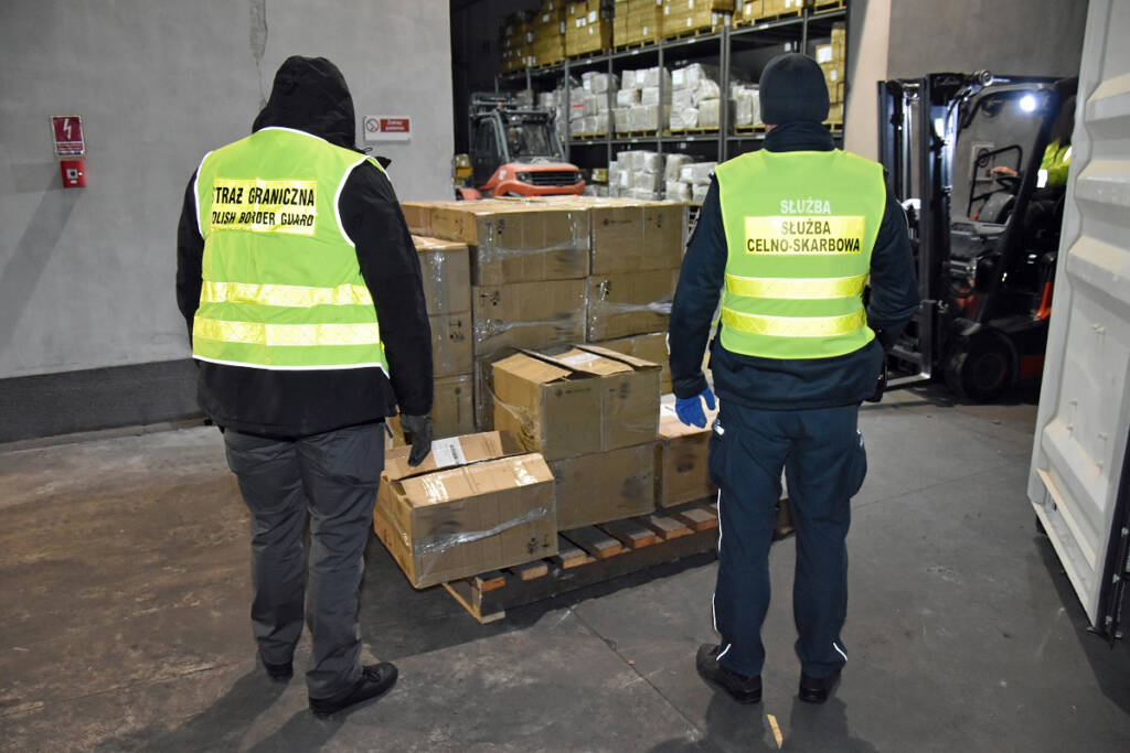 Z Chin przez Białoruś. Przemyt papierosów zatrzymany 3 EAttachments9073960c3420932c5ab113c5dd0c5f609071864