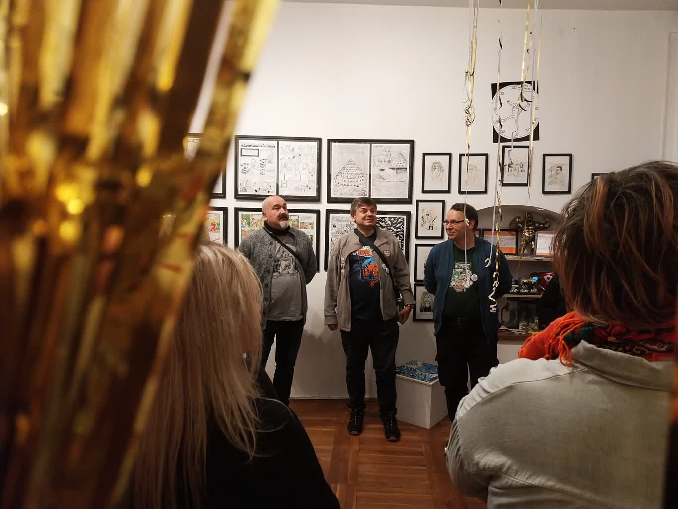 Bal w kratki i kreski – wernisaż wystawy Tomasza Niewiadomskiego i fujcika [ZDJĘCIA]