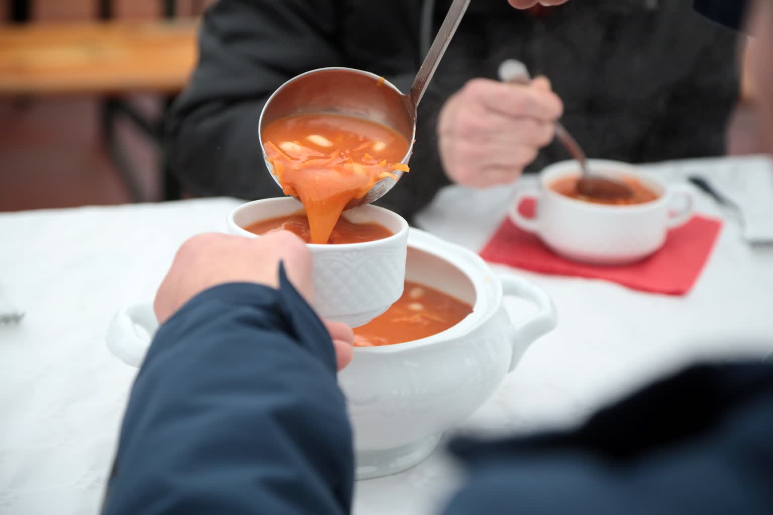 „Najważniejsze to otworzyć swoje serce”. Wspólny posiłek z okazji Światowego Dnia Ubogich