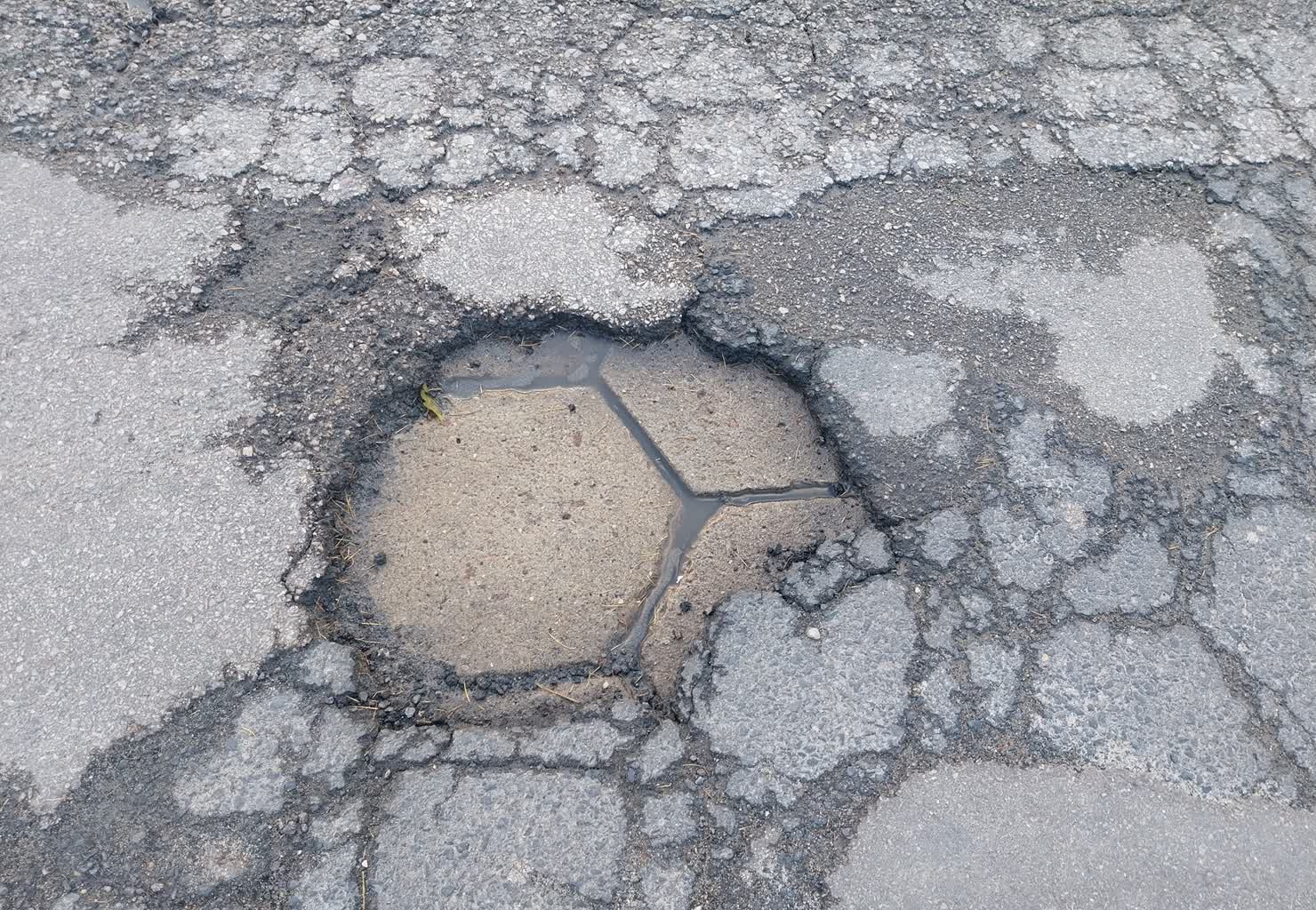 Remont pilnie potrzebny. Mieszkańcy bialskiej ulicy apelują do władz miasta [ZDJĘCIA]