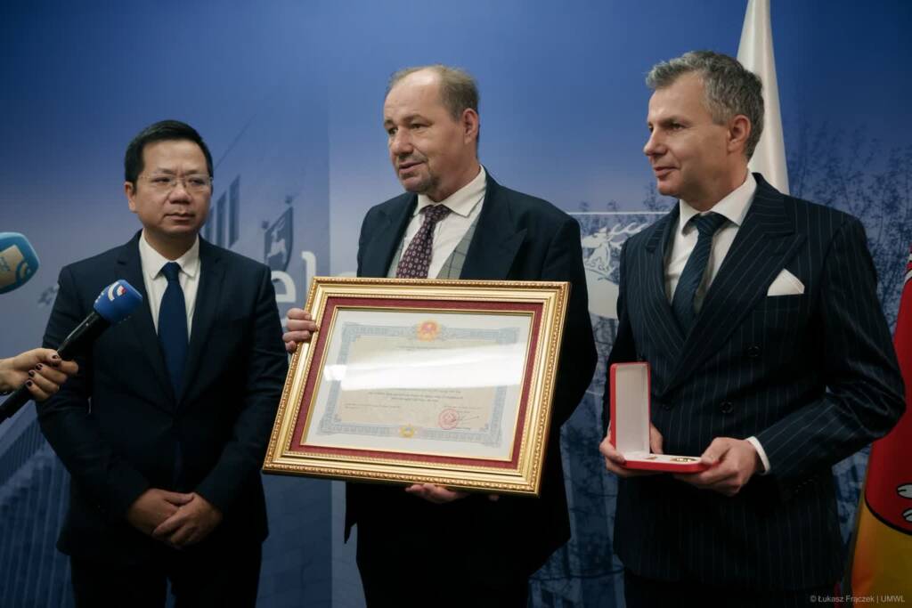 Order przyjaźni za ratowanie zabytków Wietnamu 3 EAttachments9084183d987925c86825b4bf2cc71635bd20b24 xl