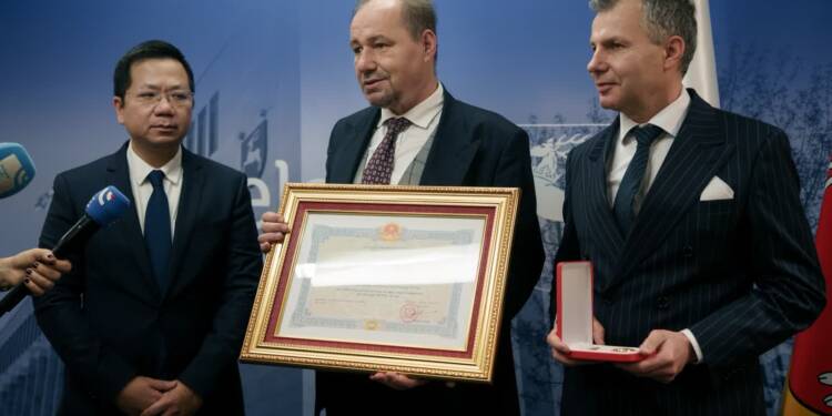 Order przyjaźni za ratowanie zabytków Wietnamu 1 EAttachments9084183d987925c86825b4bf2cc71635bd20b24 xl