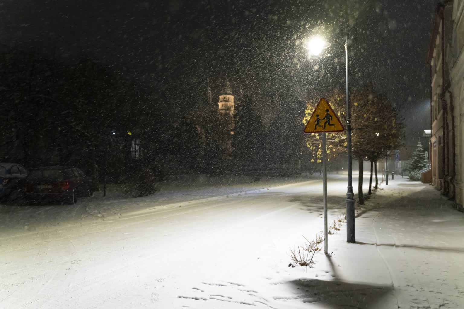 Zimowe krajobrazy w regionie. IMGW ostrzega