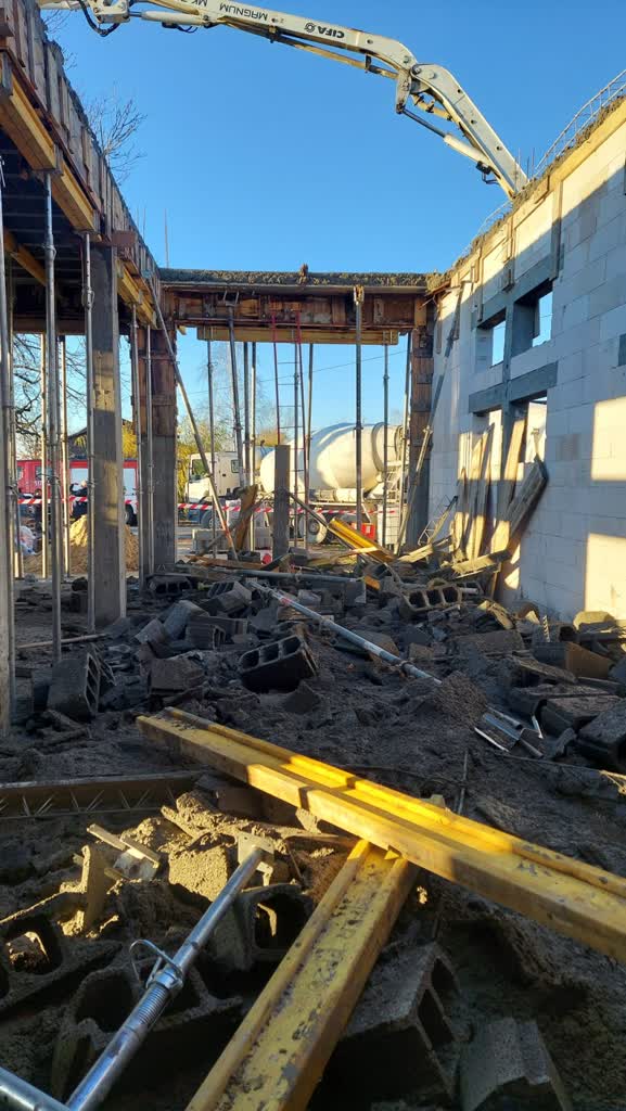 Groźny wypadek na budowie. Strop runął na ludzi [ZDJĘCIA]