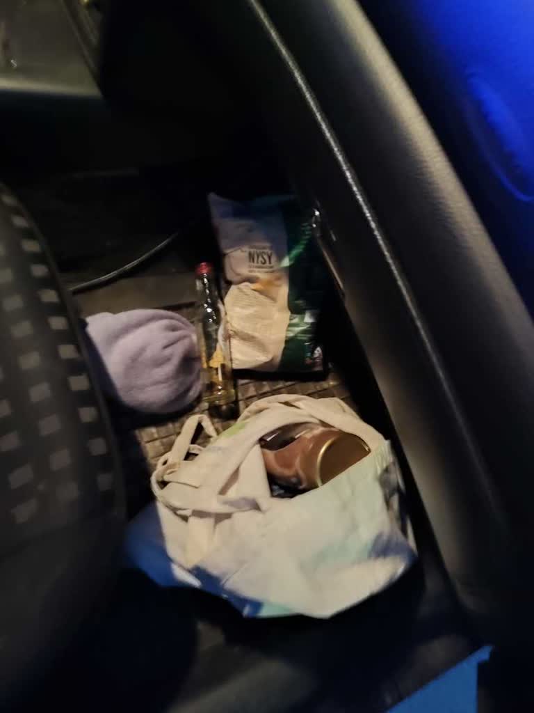 Był pijany i przewoził dwoje małych dzieci. Jedno było bez fotelika