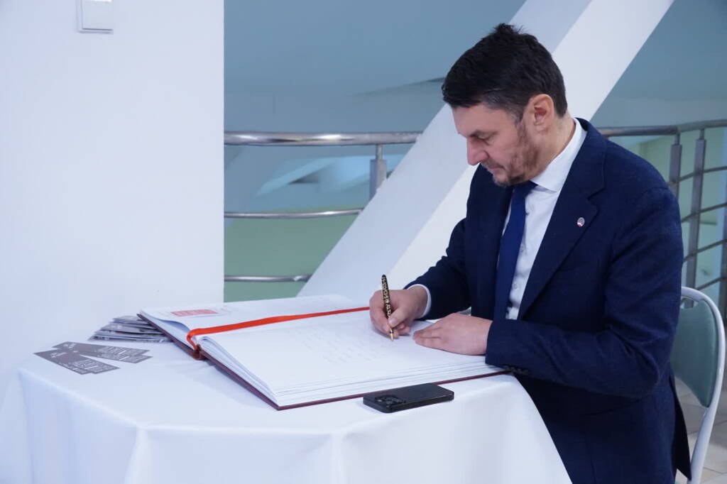 EAttachments9087635deebdb3663c36975c3e32a5e45d9c1c6 xl