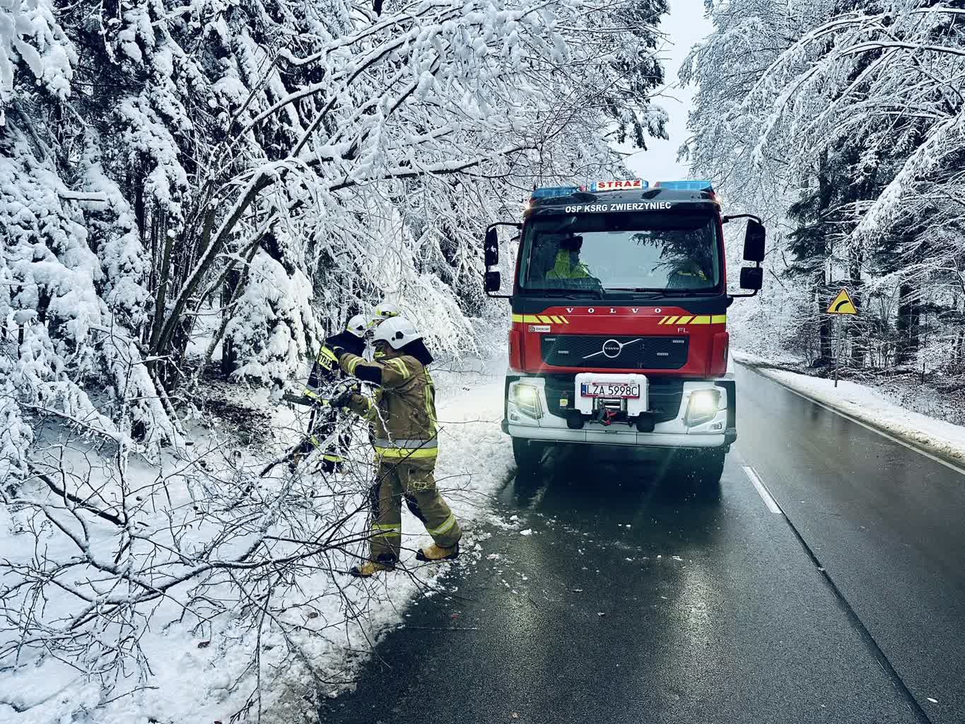 Intensywne opady śniegu. Strażackie interwencje w regionie [ZDJĘCIA]