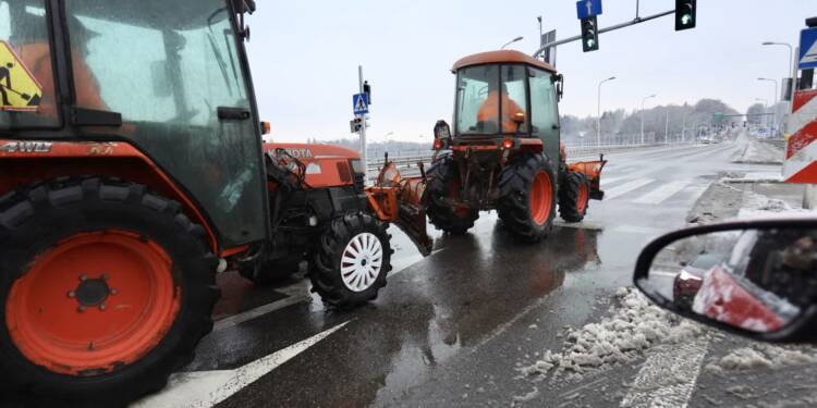 Ślisko i biało. Służby drogowe w ciągłej akcji 1 EAttachments9092062cc2afb21584344d5d7d1bcaf0e1ecdc1 xl