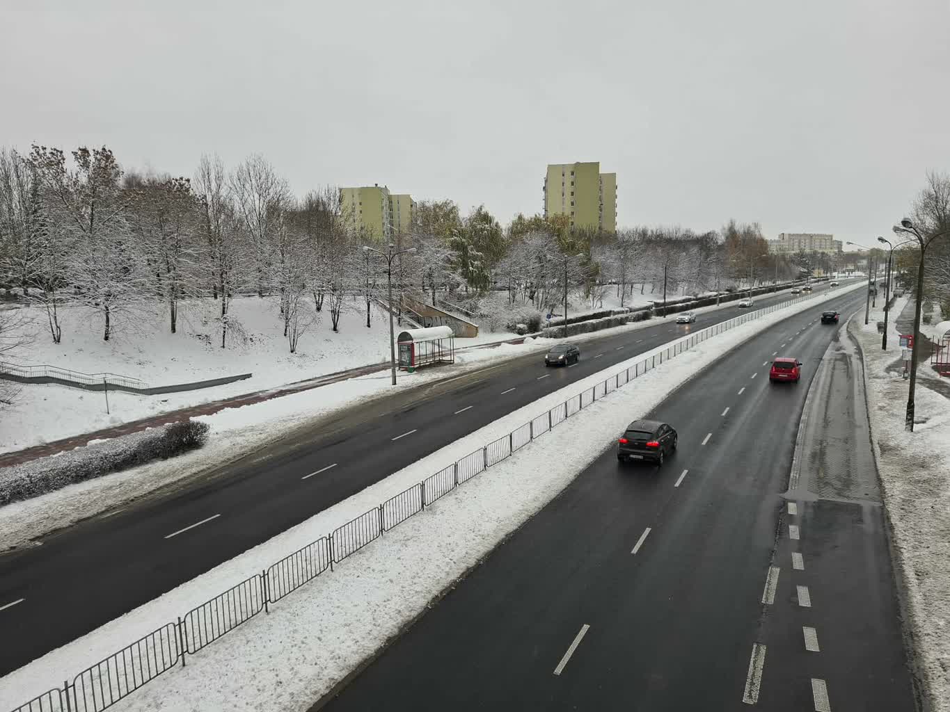 IMGW alarmuje. Marznące opady i silny wiatr utrudnią jazdę